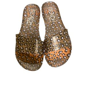 The Sol is a mold slide jelly sandal with a single band.